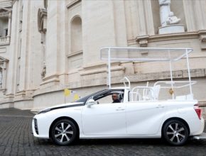 Papež František jde s dobou. Do jeho flotily přibylo nově také auto na vodík.