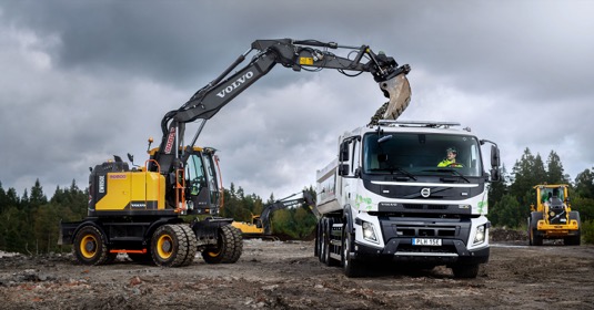 Elektrické Volvo FMX s hákovým zvedákem najde primární uplatnění ve větších infrastrukturních projektech a v městské výstavbě.