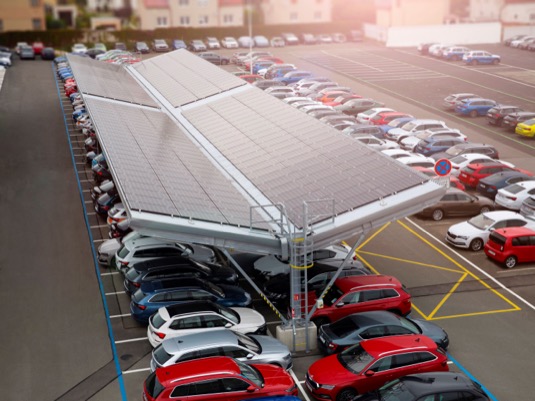 Automobilka může energii získanou  z fotovoltaických modulů, kterou nespotřebuje přímo, ukládat do nově zbudovaného bateriového úložiště. 