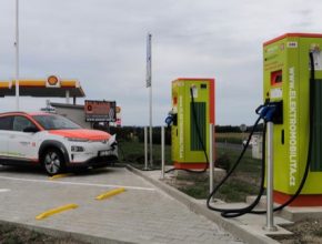 Infrastruktura vzniká díky evropskému grantu z programu Connecting Europe Facility (CEF), z prostředků přidělovaných Operačním programem Doprava i z vlastních zdrojů Skupiny ČEZ.