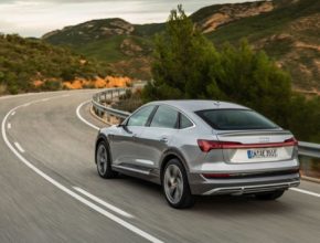 Audi vylepšuje modely e-tron nabíjením střídavým proudem o výkonu 22 kW a zvýšením jízdního komfortu