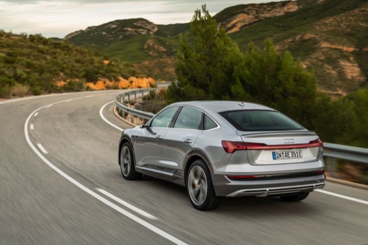 Audi vylepšuje modely e-tron nabíjením střídavým proudem o výkonu 22 kW a zvýšením jízdního komfortu