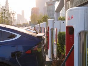 Tesla Supercharger nabíjecí stanice stojan