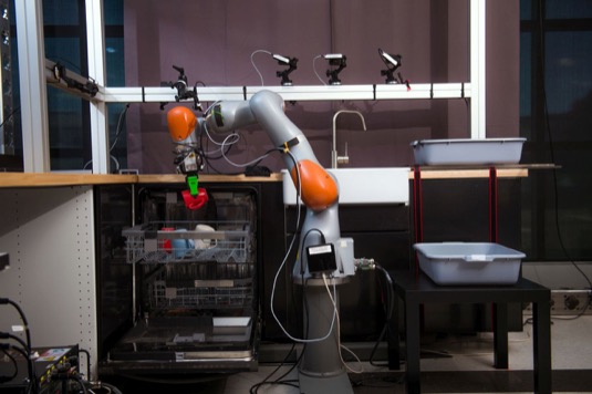 Prototyp robota, který umí vkládat nádobí do myčky