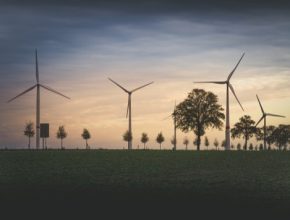 Rusko se v soutěži o evropský energetický trh omezuje na jadernou expanzi, a to zejména ve střední a východní Evropě. Za americkými investicemi v Evropě pak většinou stojí úspěšné technologické společnosti, které hledají příležitosti k investování do bezemisní energetiky.
