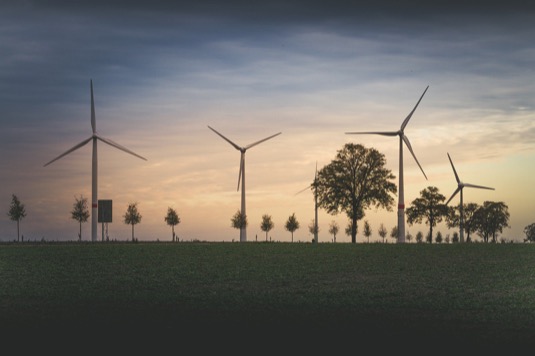Rusko se v soutěži o evropský energetický trh omezuje na jadernou expanzi, a to zejména ve střední a východní Evropě. Za americkými investicemi v Evropě pak většinou stojí úspěšné technologické společnosti, které hledají příležitosti k investování do bezemisní energetiky.