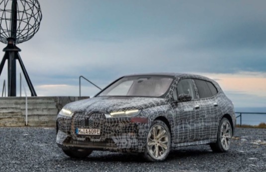 Elektromobil BMW iX prochází náročným zimním testováním