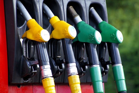 Už dnes je možné cenovou výhodnost CNG, které se prodává v kilogramech, odvodit z ceny za metr krychlový. Nově ale bude u pumpařů k dispozici nejen pro CNG vyčíslení nákladů na ujetých sto kilometrů.