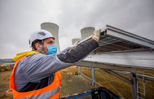 Nový bezemisní zdroj pokryje díky svému výkonu 820 kWp roční spotřebu téměř tří stovek domácností. Elektrárna nezabírá žádnou ornou půdu a díky oboustranným panelům zužitkuje i sluneční světlo odrážející se od zaparkovaných vozů.