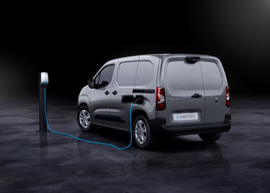 Zákazníci mají v novém e-Partnerovi k dispozici všechny vlastnosti klasické verze Peugeot Partner, bez jakýchkoliv kompromisů a nově s nulovými emisemi.