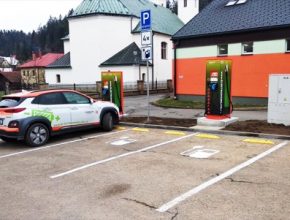Rychlodobíjecí stanice, jako jsou ty na Horní Bečvě, dnes tvoří 80 % sítě ČEZ. Řidičům e-aut garantuje ČEZ odběr skutečně bezemisní energie – a to díky certifikaci původu elektřiny z obnovitelných zdrojů operátora trhu OTE.