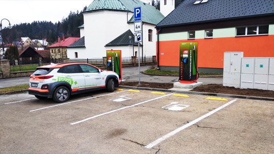 Rychlodobíjecí stanice, jako jsou ty na Horní Bečvě, dnes tvoří 80 % sítě ČEZ. Řidičům e-aut garantuje ČEZ odběr skutečně bezemisní energie – a to díky certifikaci původu elektřiny z obnovitelných zdrojů operátora trhu OTE.