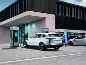 Nová nabíjecí stanice Siemens Sicharge D nabídne výkon až 300 kW při napětí 1000 V. Bude umět také automatické přidělení a změnu dobíjecího výkonu.