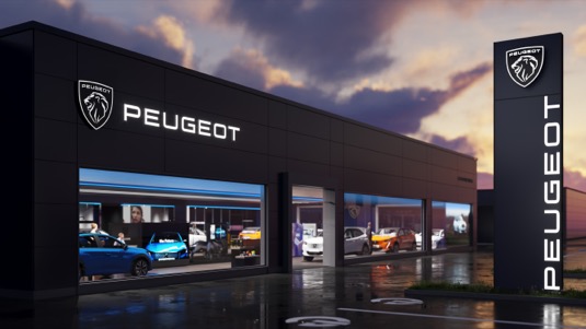 Nově stylizovaný showroom Peugeot večer