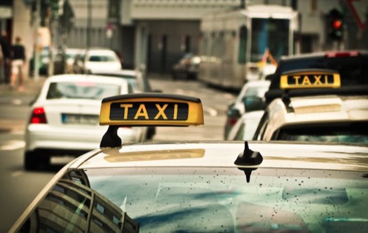Nové tarify mají být transparentní a přehledné. Dodržovat je budou muset i alternativní taxislužby. Od roku 2025 získají povolení provozovat taxislužby navíc pouze elektroautomobily.