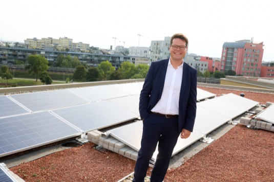 Vídeňský radní pro životní prostředí Jürgen Czernohorszky chce, aby město více využívalo solární energii.