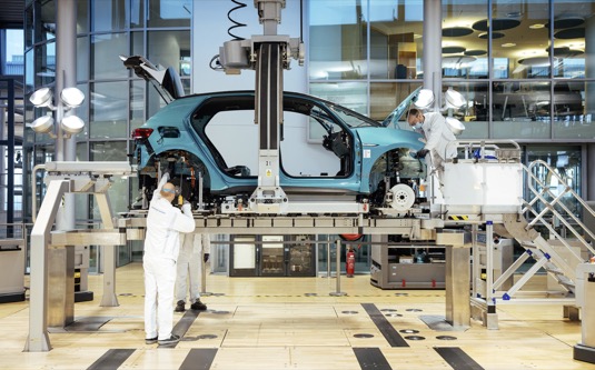 auto výroba elektromobilu Volkswagen ID.3 Skleněná manufaktura Drážďany