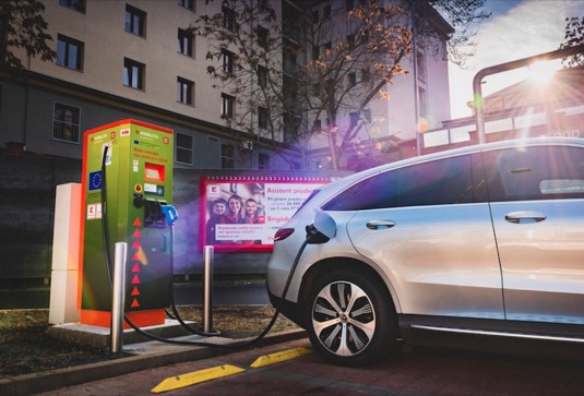 Počet nabíjecích stanic ČEZ umístěných na parkovištích sítě Kaufland tak přesáhl padesátku. Loni u nich elektromobilisté načerpali celkem 460 milionů kWh, meziročně o 66 % více. Tato energie by umožnila jednomu elektromobilu 76 cest kolem světa.