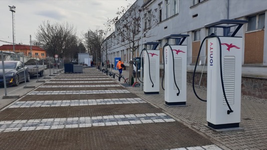 V Lovosicích se opět povedlo něco výjimečného, tedy spojit stanici Tesla Supercharger s dalšími poskytovateli.