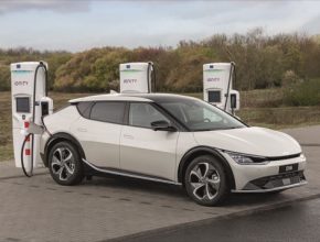 Kia investuje do společnosti IONITY s cílem zajistit vysokovýkonné nabíjení elektromobilů. Slibuje nižší zákaznické sazby za kWh.