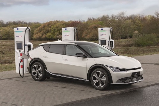 Kia investuje do společnosti IONITY s cílem zajistit vysokovýkonné nabíjení elektromobilů. Slibuje nižší zákaznické sazby za kWh.