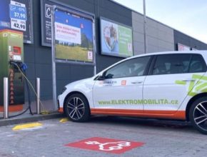 V loňském roce v Česku výrazně přibylo elektromobilů a ruku v ruce s tím také dobíjecích stanic, kterých bylo ke konci roku evidováno již 734