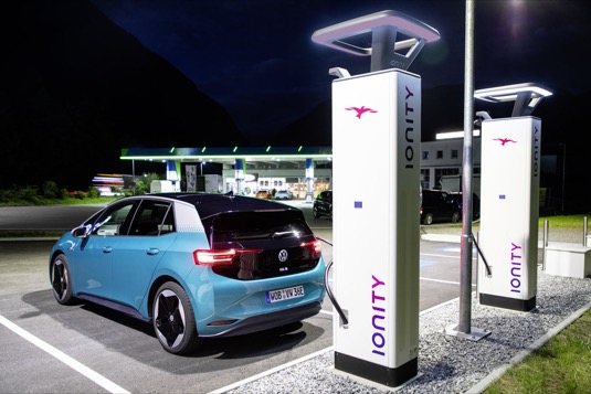 auto elektromobil Volkswagen ID.3 se nabíjí u nabíjecí stanice Ionity