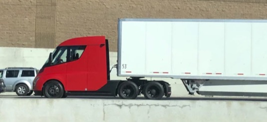 auto elektromobil Tesla Semi elektrický tahač truck