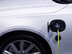 auto elektromobil Škoda Enyaq iV se nabíjí u nabíjecí stanice