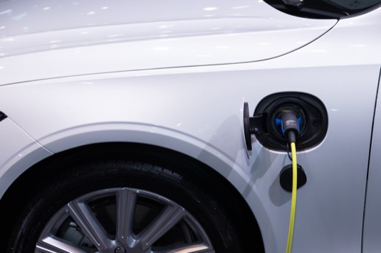 auto elektromobil Škoda Enyaq iV se nabíjí u nabíjecí stanice