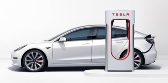 auto elektromobil Tesla Model 3 nabíjení u nabíjecí stanice Tesla Supercharger