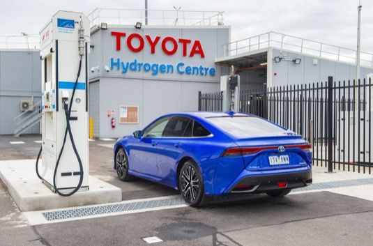 Součástí Toyota Hydrogen Centre je i sklad a čerpací stanice na vodík