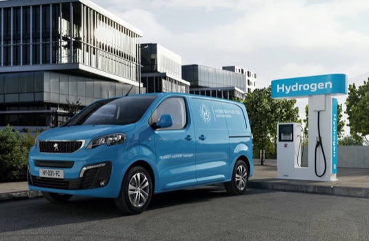 Nový Peugeot e-Expert Hydrogen je prvním sériově vyráběným vozem značky Peugeot, který nabízí elektrickou verzi s vodíkovými palivovými články.