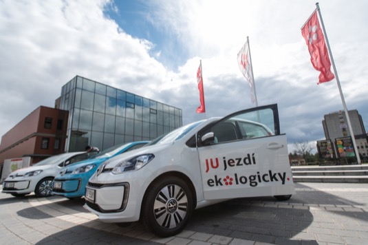 Tři elektromobily Volkswagen e-up! předal zástupcům Jihočeské univerzity českobudějovický prodejce CB Auto. Na pořízení elektromobilů s nulovými emisemi byla využita dotace z Národního programu Životní prostředí.