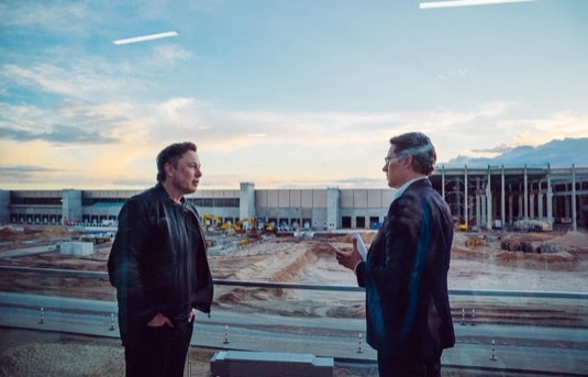 Elon Musk a německý ministr dopravy Andreas Scheuer na stavbě Gigatovárny Berlín.