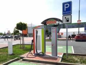 Největší zájem o nabíjecí stanice elektromobilů u prodejen Globus je podle zástupců firmy mimo Prahu.