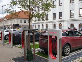 Elektromobily Tesla se nabíjejí na Superchargeru v Lovosicích. Ten je již otevřen, stejně jako všechny ostatní nové, pro veřejnost - ač zatím ve zkušebním provozu.