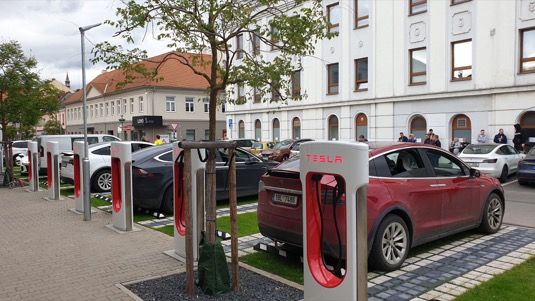 Elektromobily Tesla se nabíjejí na Superchargeru v Lovosicích. Ten je již otevřen, stejně jako všechny ostatní nové, pro veřejnost - ač zatím ve zkušebním provozu.