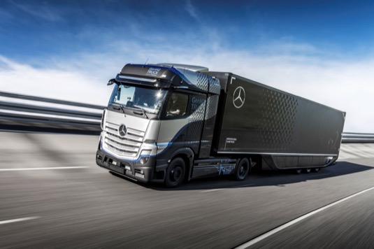 Vývojový prototyp nákladního vozidla Mercedes-Benz GenH2 jezdí na zkušební dráze od konce dubna. Široká série testů je další milník na cestě k sériové výrobě.