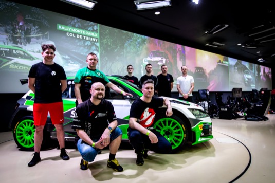 V rámci Live eventu se proti sobě na jednom místě a v jeden čas postavilo 8 finalistů, kteří v komentovaném závodě usedli za volanty identických simulátorů Škoda RallySim.