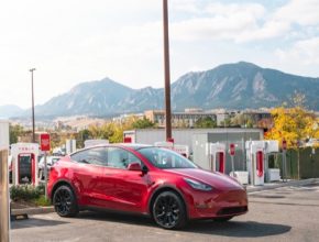 auto elektromobil Tesla Model X u nabíjecí stanice Tesla Supercharger