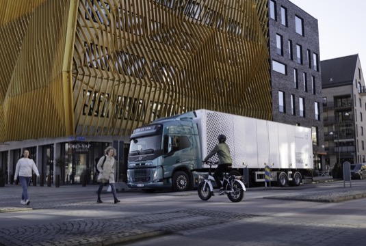 Výstraha navržená společností Volvo zvýší bezpečnost tím, že chodce, cyklisty a další uživatele silničního provozu upozorní na blížící se nákladní vozidlo, které by jinak nebylo téměř slyšet. Zároveň jsou zvuky navrženy tak, aby byly příjemné a nenápadné, a to jak pro řidiče, tak pro ostatní v blízkosti vozidla.