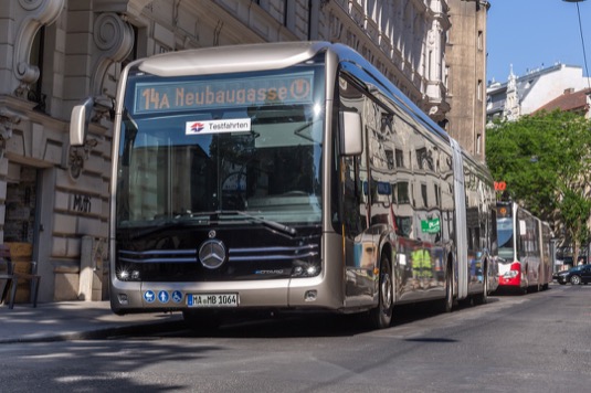 E-Gelenkbus neboli elektrický kloubový autobus Mercedes-Benz eCitaro