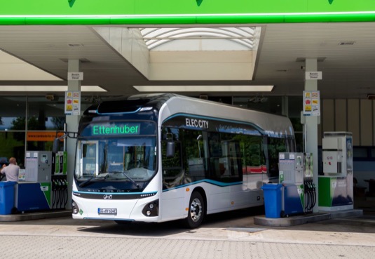 Autobus Elec City Fuel Cell ujede 500 km na jednu náplň palivových nádrží a díky nejvyššímu výkonu 180 kW si snadno poradí i s kopcovitým terénem