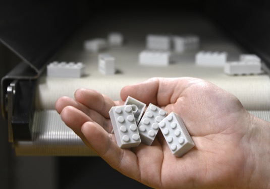 Z jediné litrové PET láhve může vzniknout až deset kostek LEGO. Prototypy jsou zatím bezbarvé, resp. bílo-šedé. Barvu by měly získat zhruba do roka.