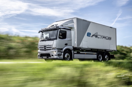 Nový plně elektrický náklaďák Mercedes-Benz eActros nabídne dojezd až 400 kilometrů, sady akumulátorů mají kapacitu 420 kWh
