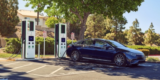 auto elektromobil Mercedes-Benz EQS u nabíjecí stanice Electrify America