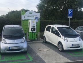 Zákazníci Lidlu mohou nabíjecí stanice pro elektromobily během svých nákupů využívat zcela zdarma. Podpora vzniku nabíjecích stanic představuje pro Lidl další krok směrem ke zdravějšímu životnímu prostředí.