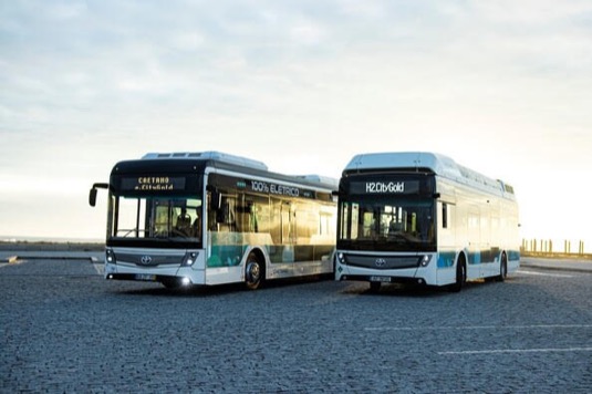 Portugalská společnost CaetanoBus v částečném vlastnictví firem Toyota Caetano Portugal a Mitsui & Co se zaměřuje na výrobu autobusů a podvozků. Firma disponuje ucelenou nabídkou vozidel pro městskou a letištní dopravu. CaetanoBus se zaměřuje na elektrickou mobilitu od roku 1980.