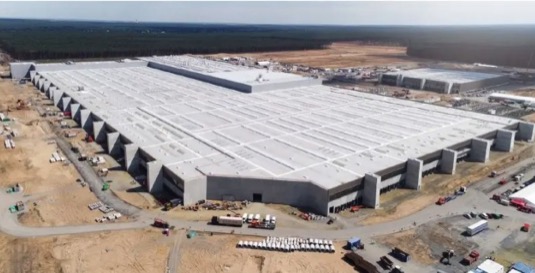 Nedaleko Berlína úspěšně pokračuje stavba tamní Tesla Gigafactory Berlin. Výroba tam má začít na přelomu let 2021/2021.